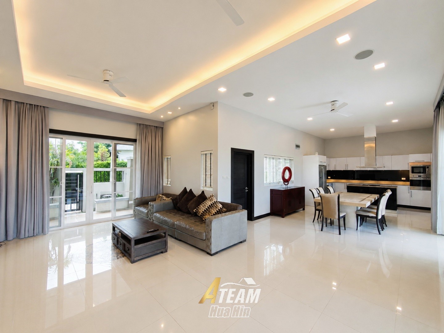 Villa avec piscine de 4 chambres et vue sur les montagnes – à vendre