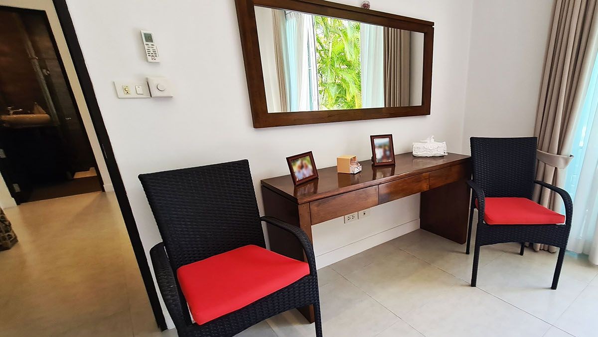 Pool-villa-For-Sale-Hua-Hin-Red-moutain-water-side-hallway