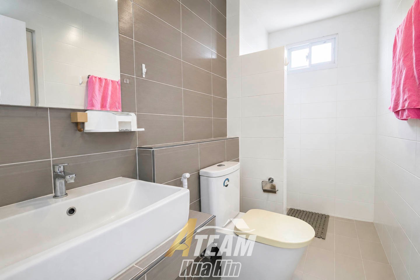Spacieuse villa avec piscine de 3 chambres dans une résidence paisible