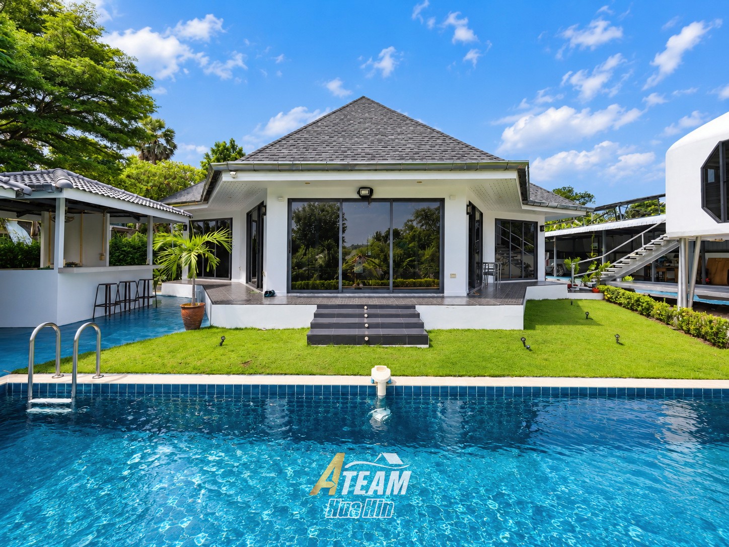 Villa privée avec piscine en bord de rivière et vaste terrain à Pranburi