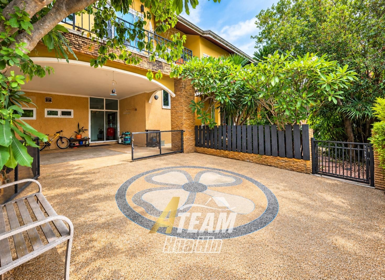 Maison spacieuse de 4 chambres avec maison d'amis et salle de sport à vendre