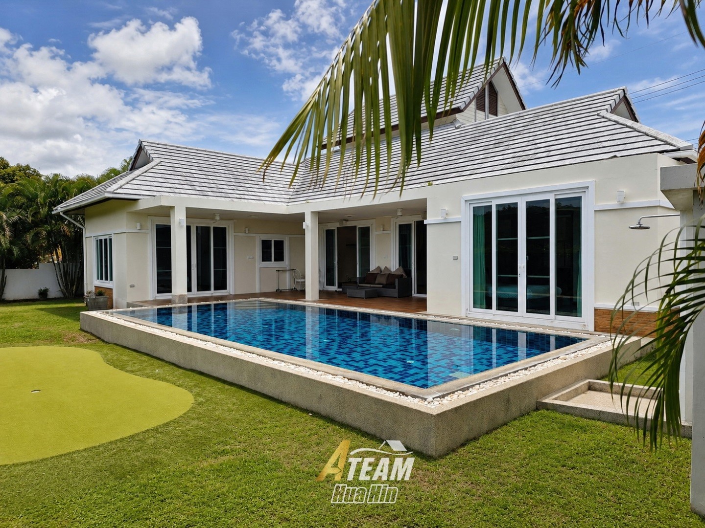 Villa avec piscine de 4 chambres et vue sur les montagnes – à vendre