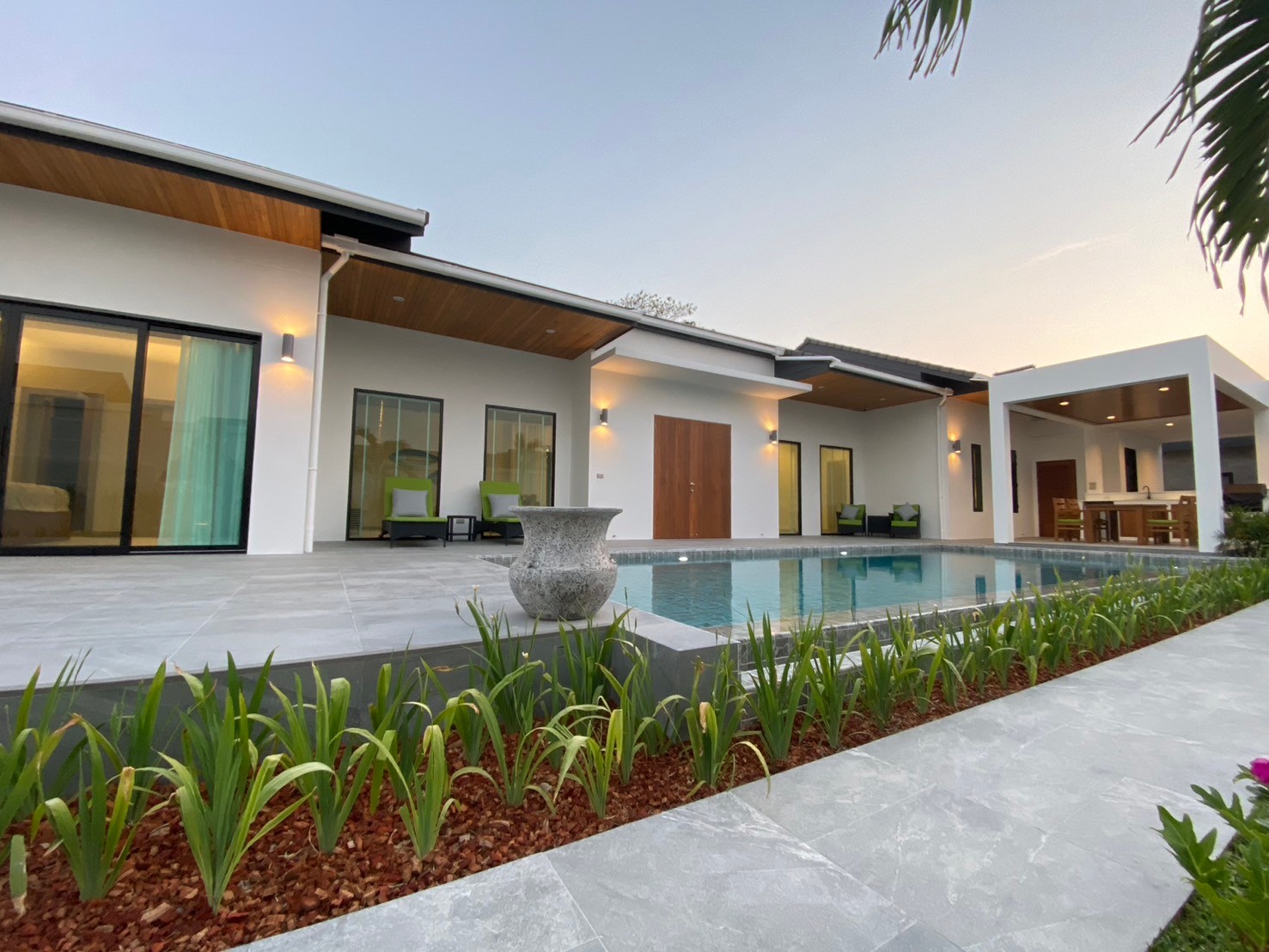Villa moderne avec 3 chambres et piscine près de Soi 102 et de Pineapple Valley Golf Club