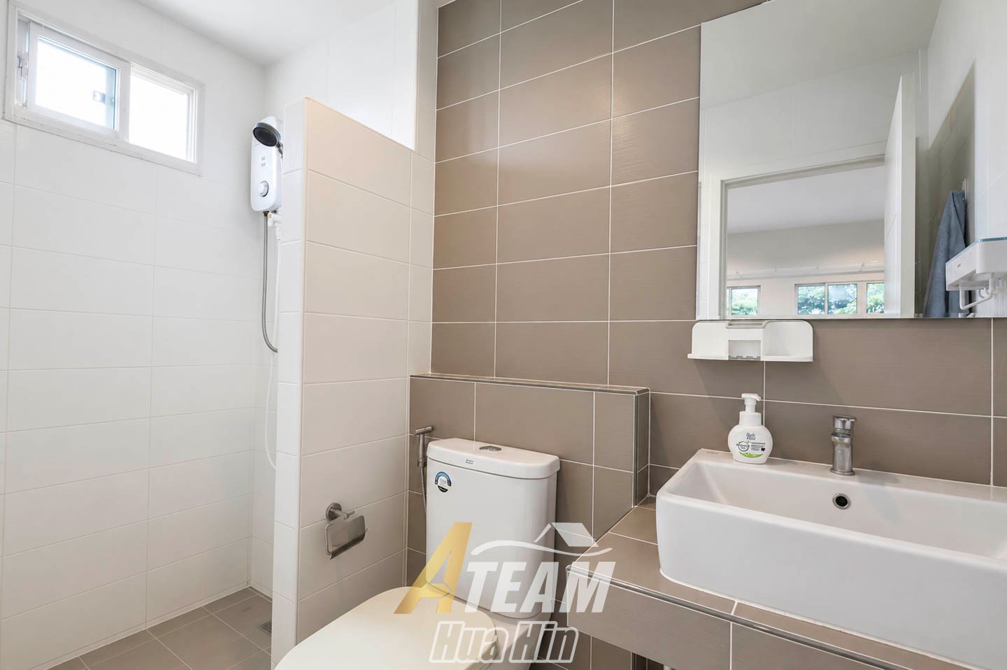 Spacieuse villa avec piscine de 3 chambres dans une résidence paisible