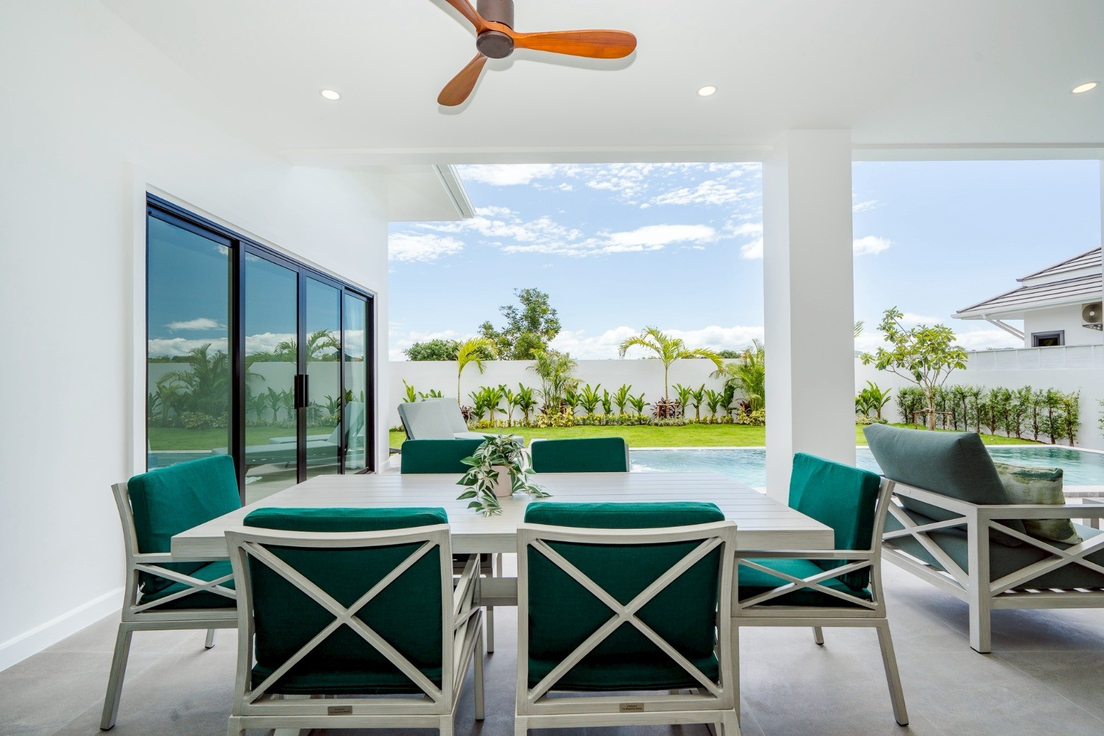 Villa de luxe avec 3 chambres, 3 salles de bains et piscine à vendre à Hua Hin Soi 112