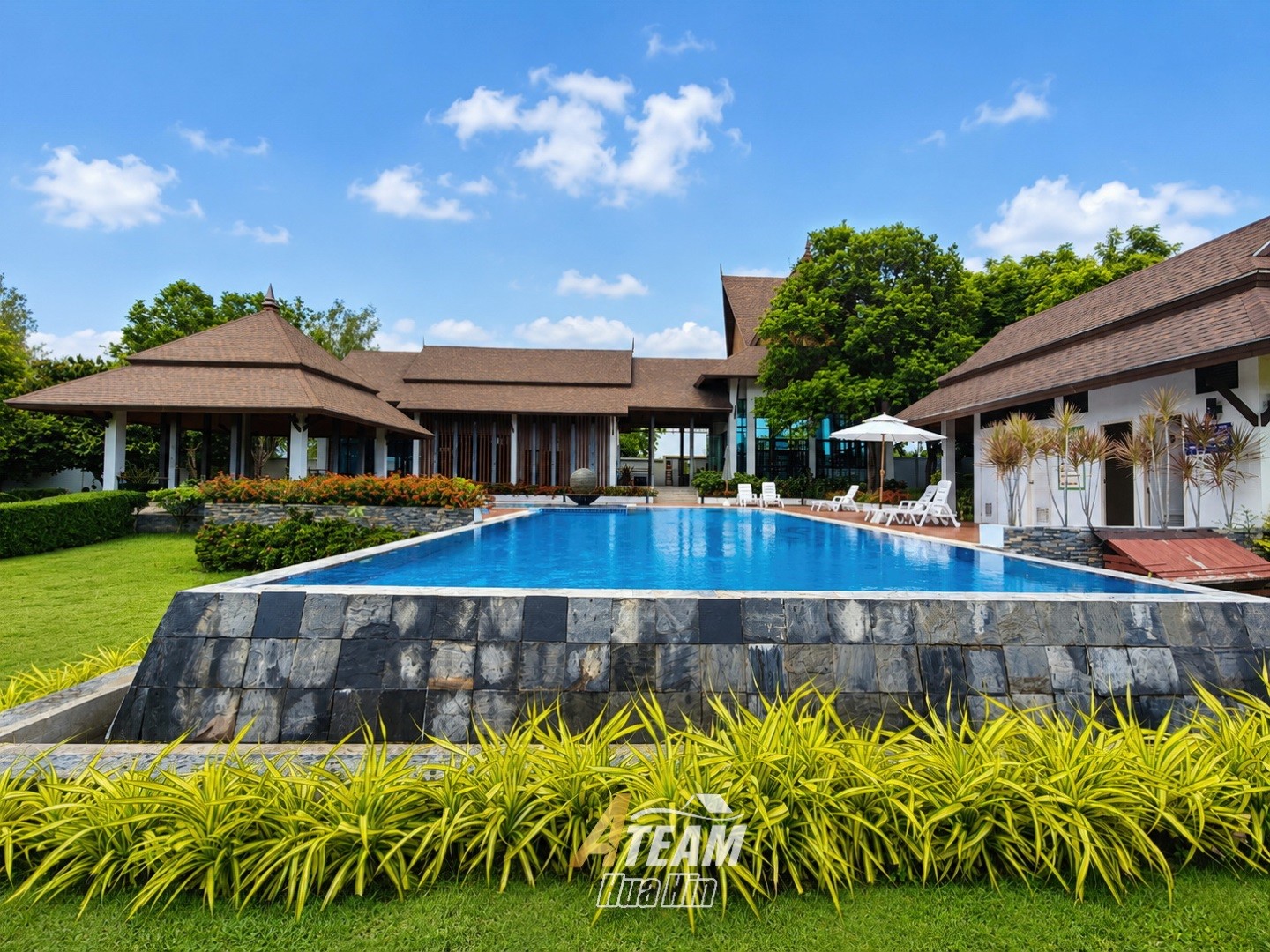 Villa avec piscine de 4 chambres et vue sur les montagnes – à vendre