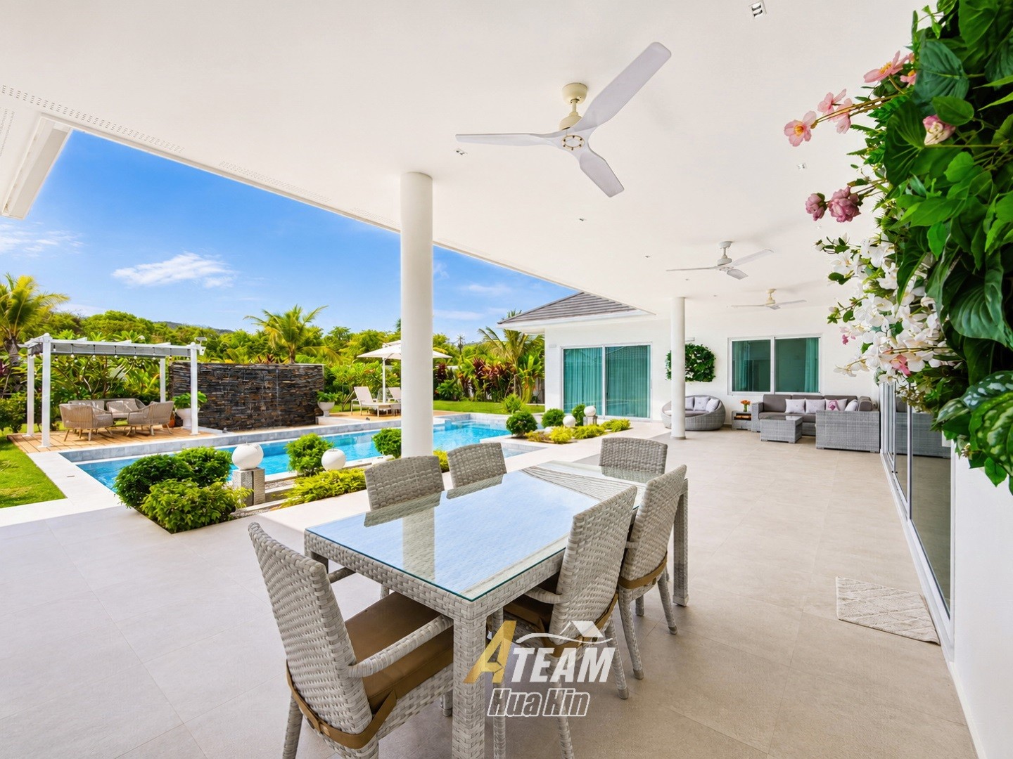 Villa de luxe avec grand terrain et vue sur les montagnes