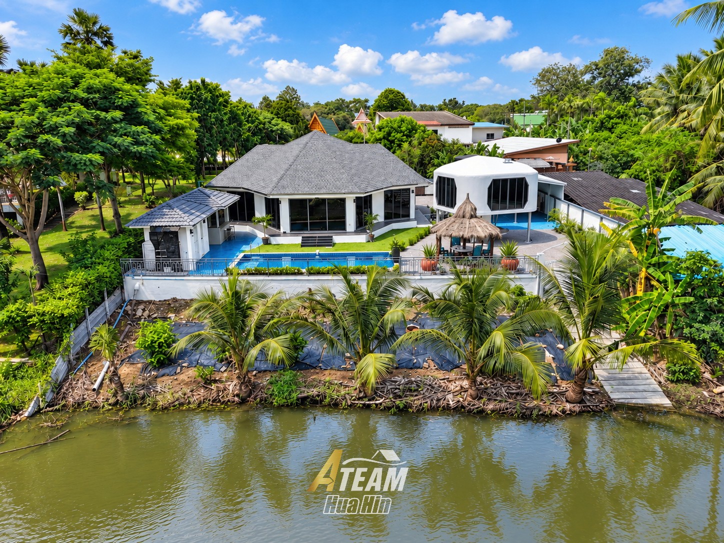 Villa privée avec piscine en bord de rivière et vaste terrain à Pranburi