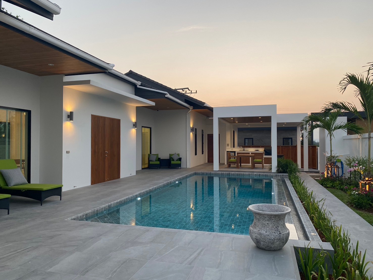 Villa moderne avec 3 chambres et piscine près de Soi 102 et de Pineapple Valley Golf Club