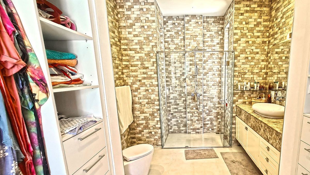 Pool-villa-For-Sale-Hua-Hin-Red-moutain-water-side-master-bathroom1
