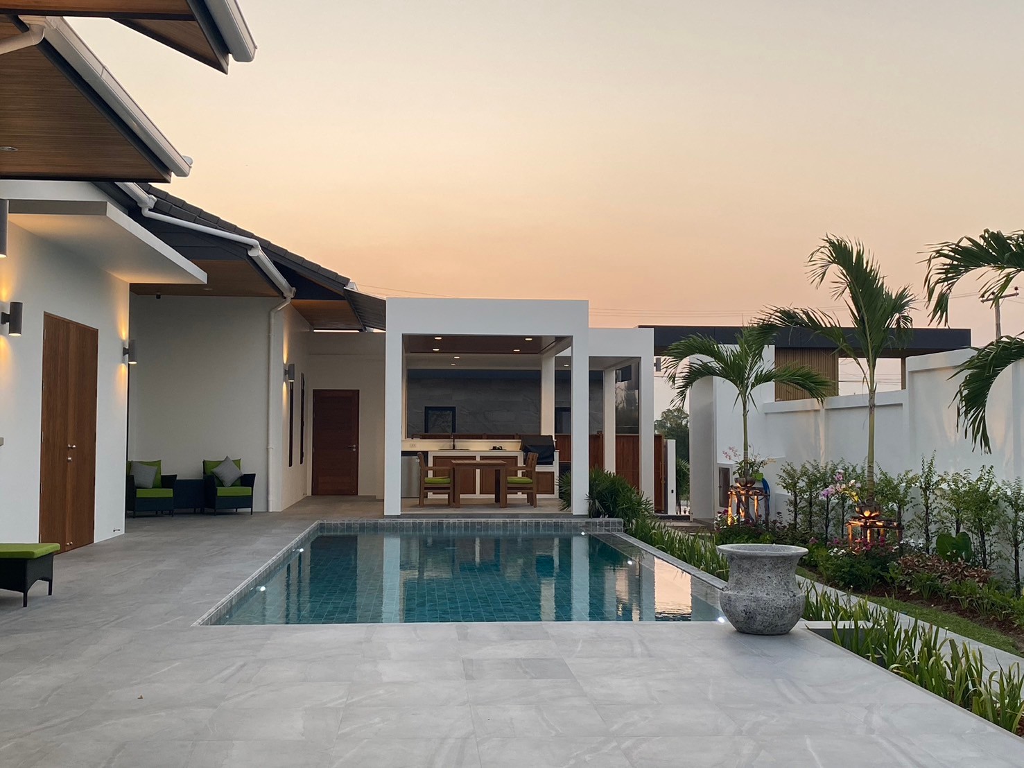Villa moderne avec 3 chambres et piscine près de Soi 102 et de Pineapple Valley Golf Club