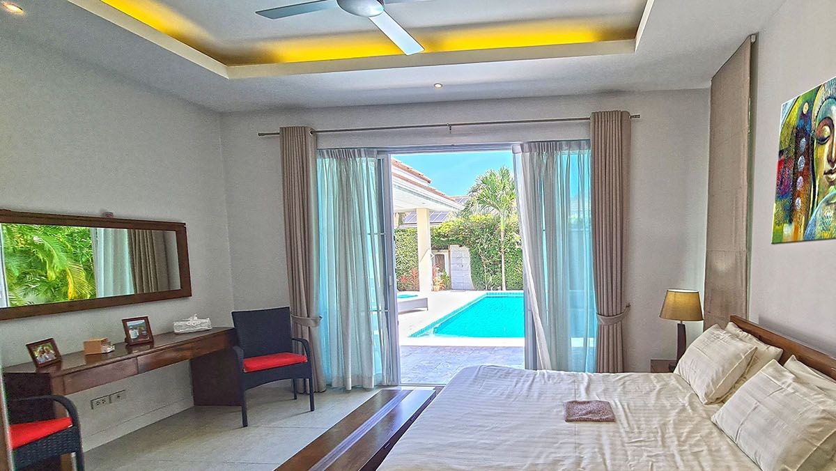Pool-villa-For-Sale-Hua-Hin-Red-moutain-water-side-master-bedroom