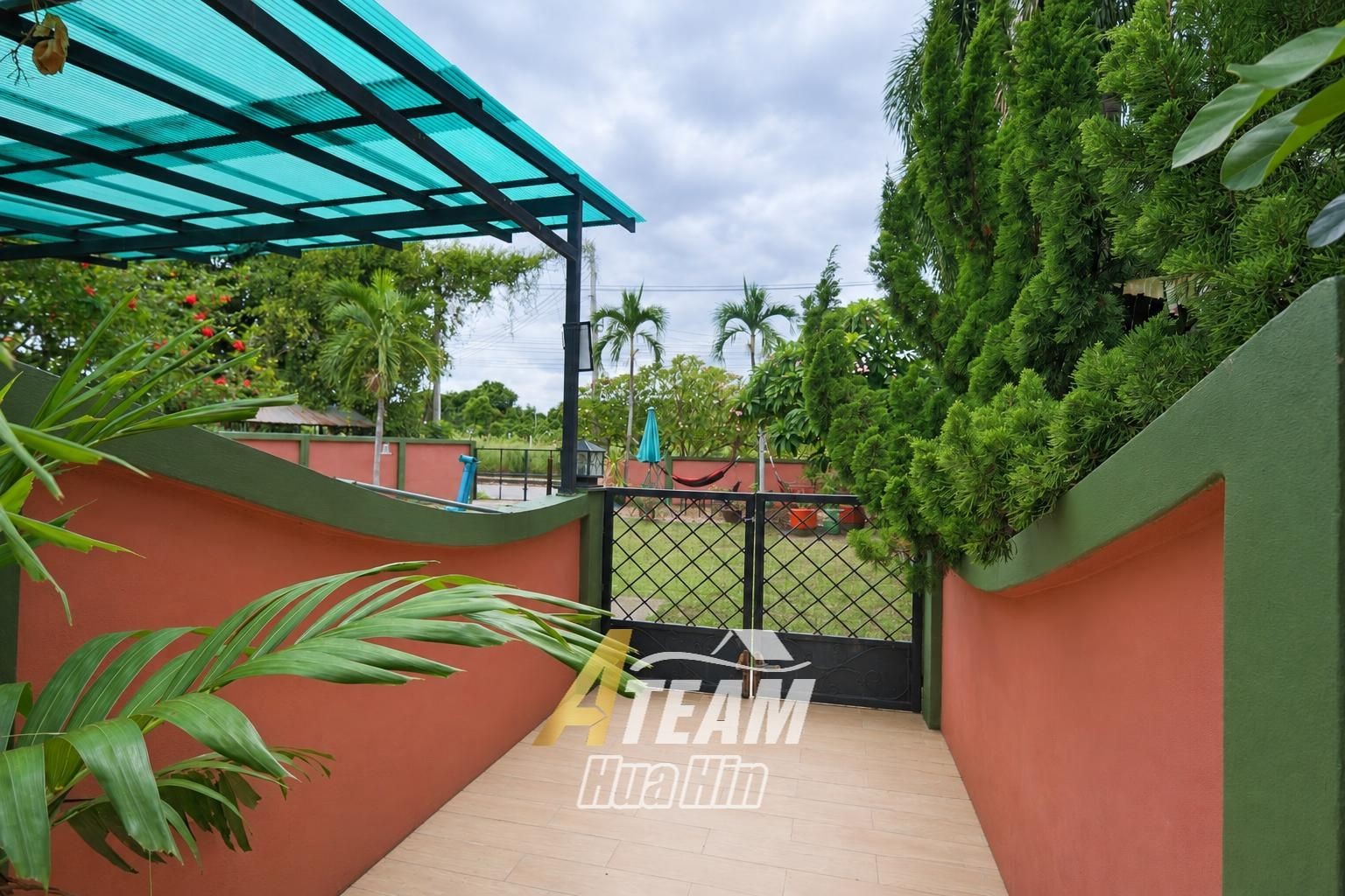 Maison spacieuse de 4 chambres avec maison d'amis et salle de sport à vendre