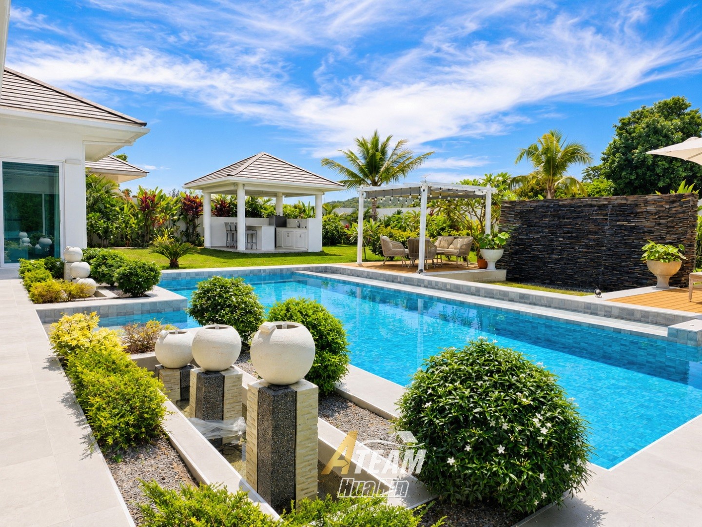 Villa de luxe avec grand terrain et vue sur les montagnes