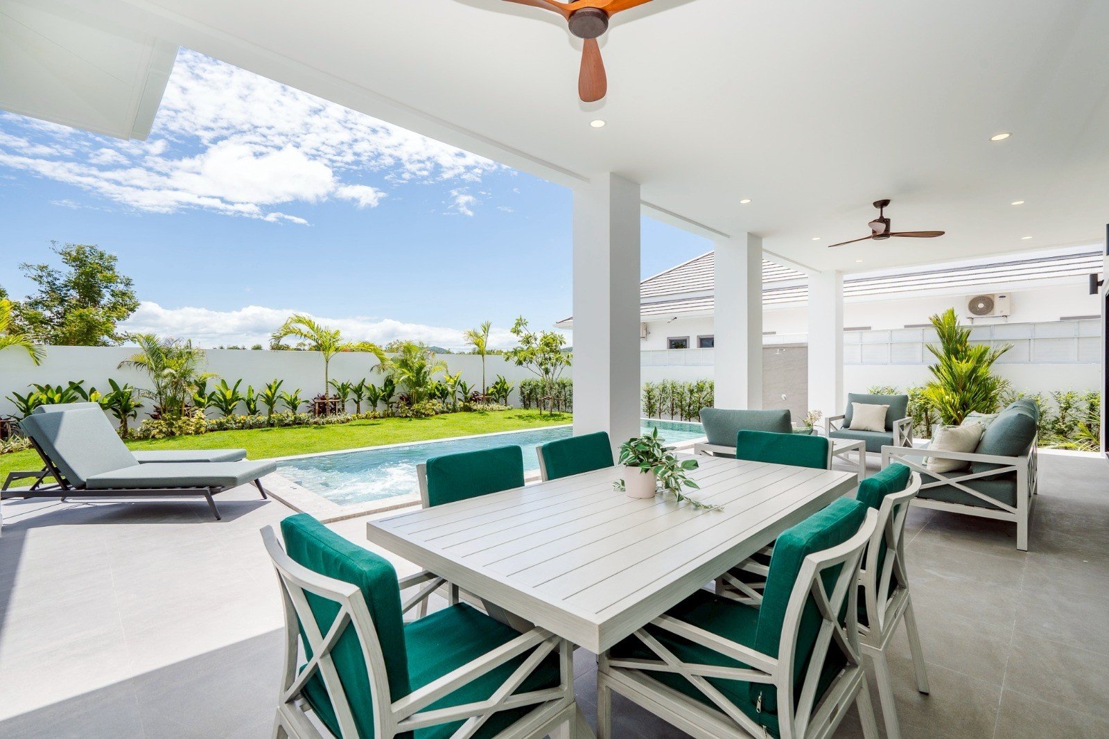 Villa de luxe avec 3 chambres, 3 salles de bains et piscine à vendre à Hua Hin Soi 112