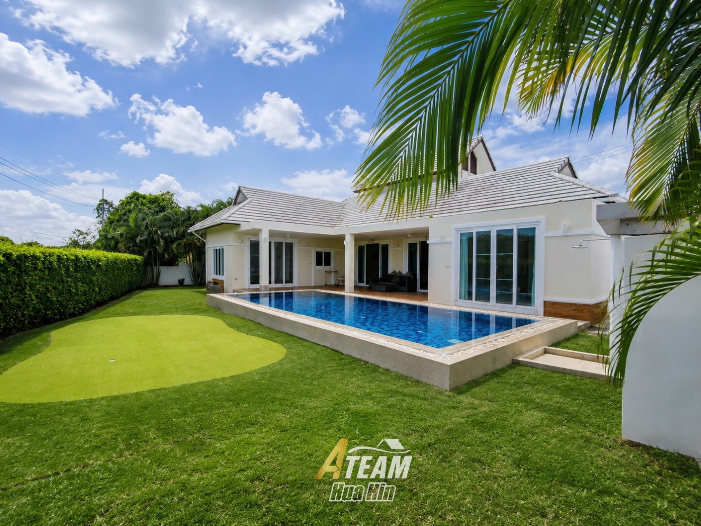 Villa avec piscine de 4 chambres et vue sur les montagnes – à vendre