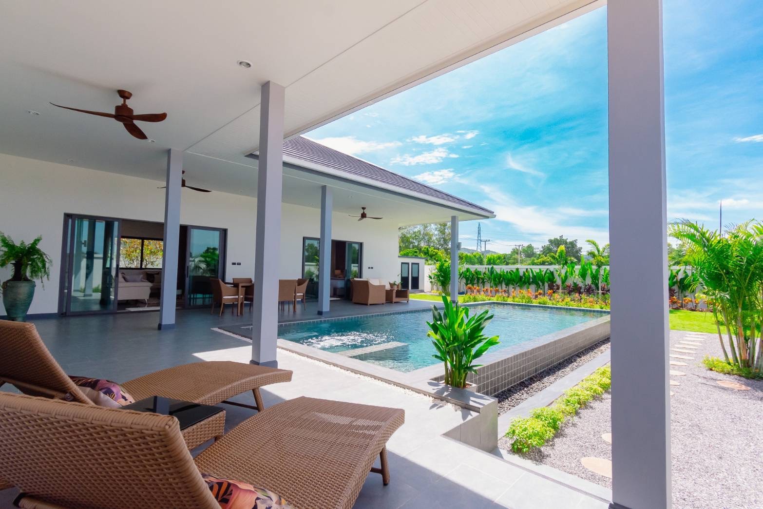 Villa privée avec piscine, 3 chambres et 3 salles de bains, au design élégant