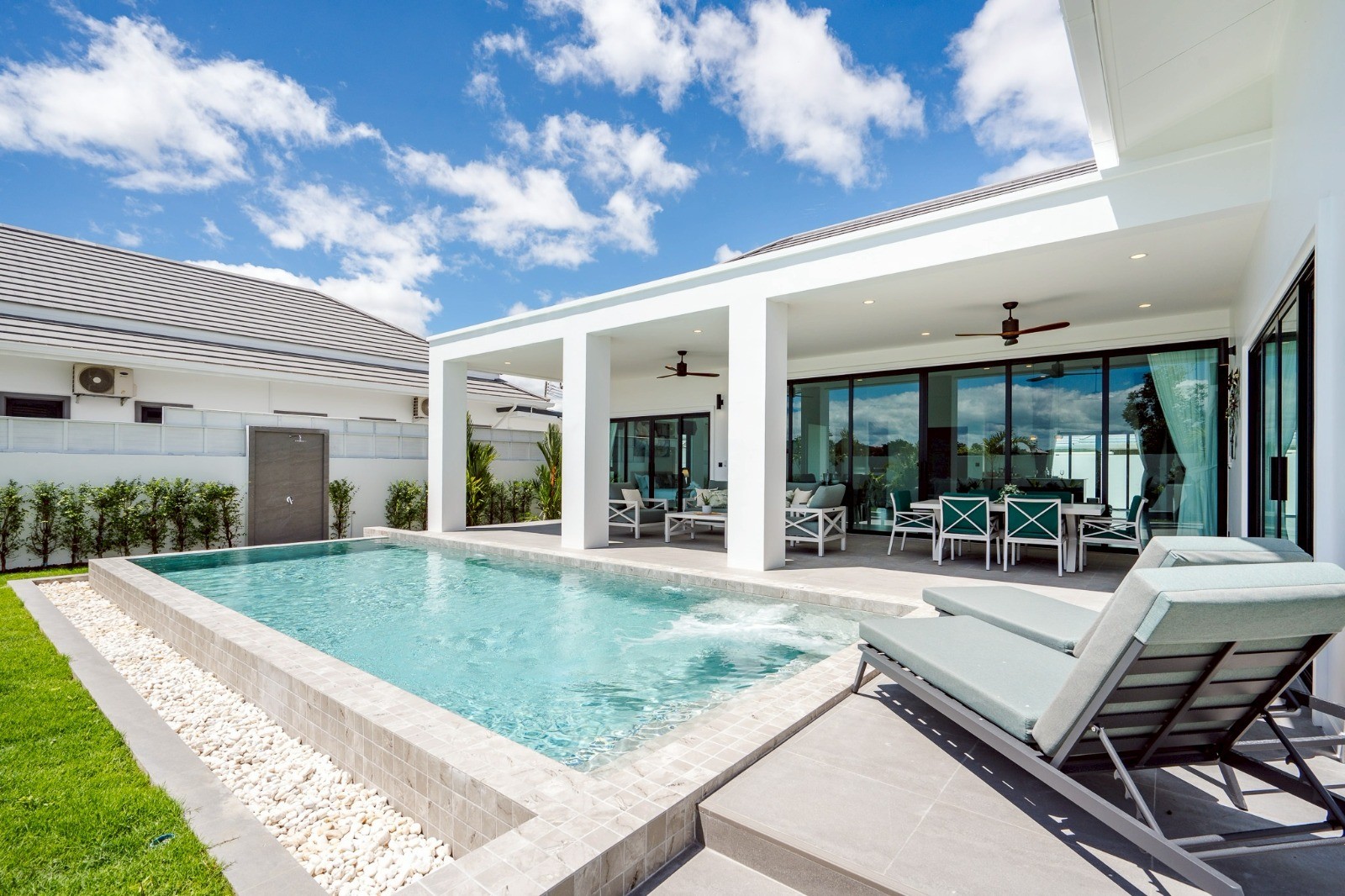 Villa de luxe avec 3 chambres, 3 salles de bains et piscine à vendre à Hua Hin Soi 112