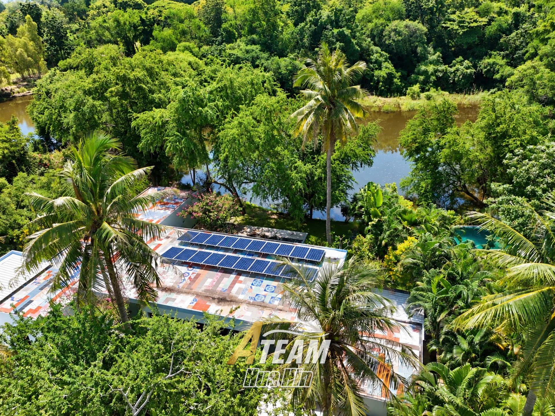 Villa exceptionnelle avec piscine au bord d'un lac, entourée par la nature