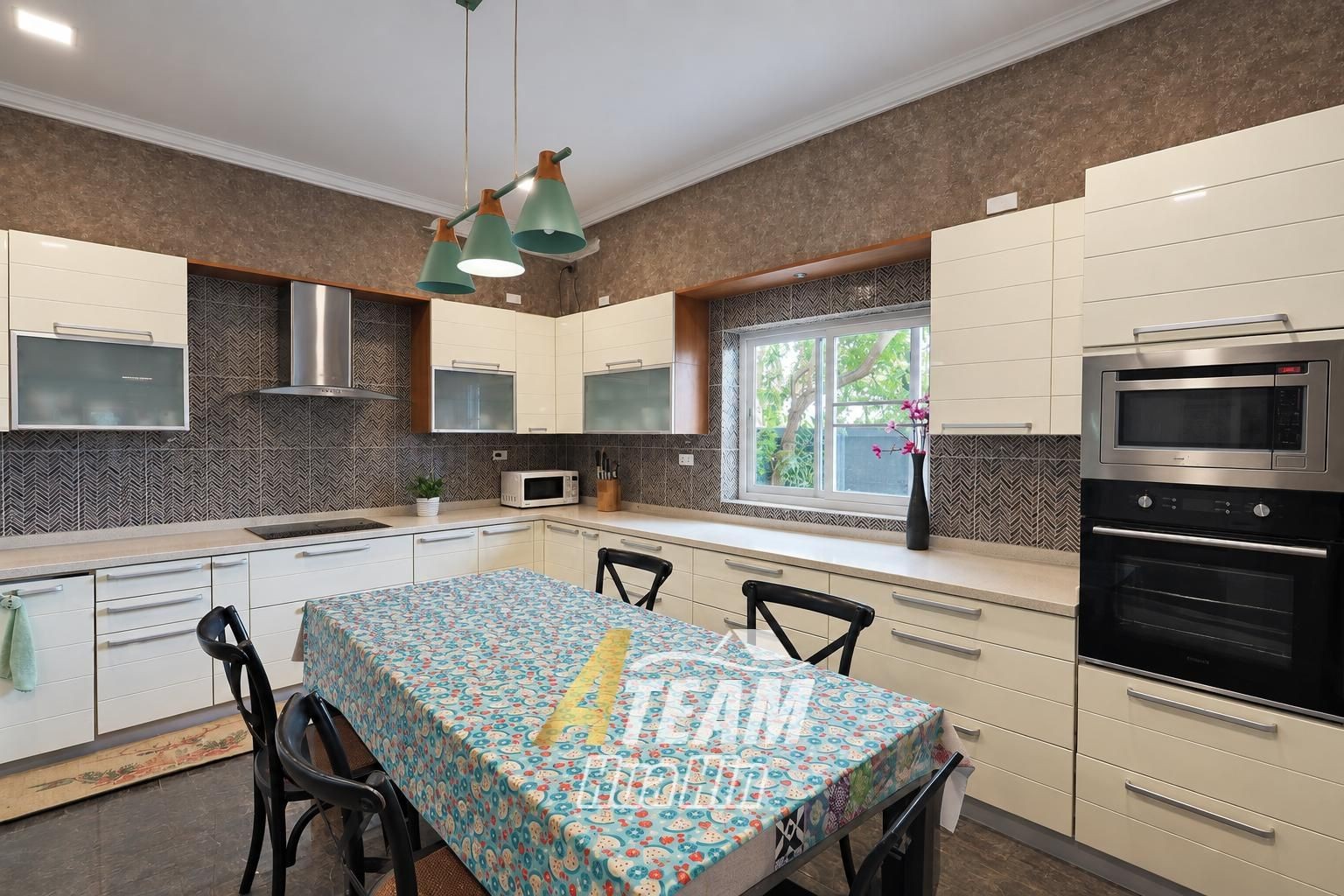 Maison spacieuse de 4 chambres avec maison d'amis et salle de sport à vendre