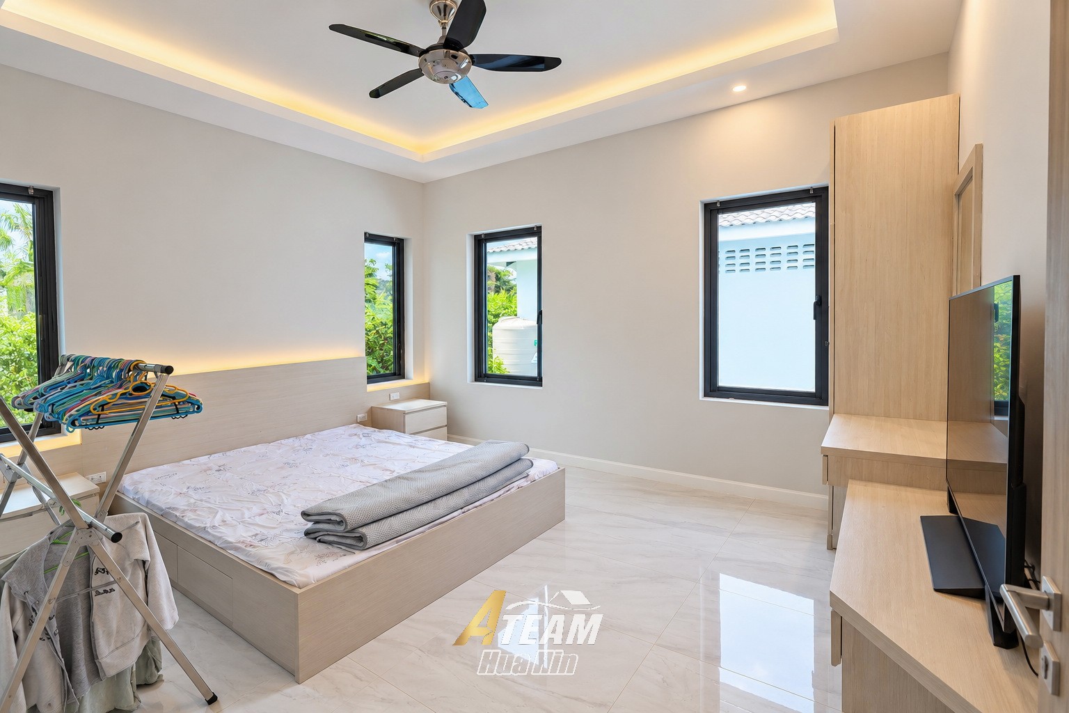 Villa privée avec piscine en bord de rivière et vaste terrain à Pranburi