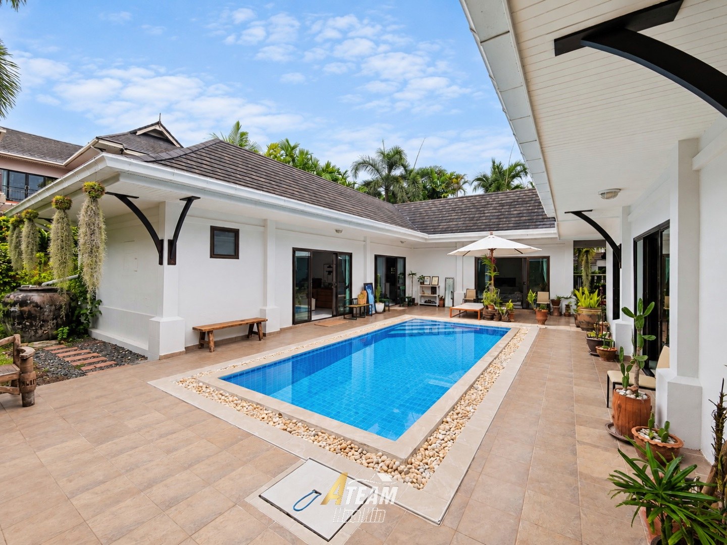 Villa de luxe avec piscine et 4 chambres sur un grand terrain à Khao Tao