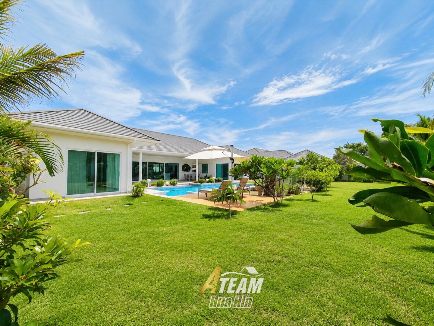 Villa de luxe avec grand terrain et vue sur les montagnes
