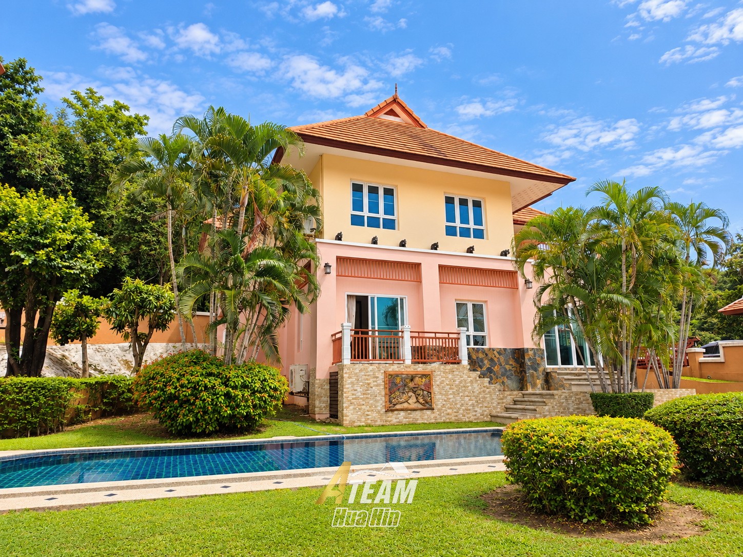 Villa spacieuse avec piscine et vue sur la montagne