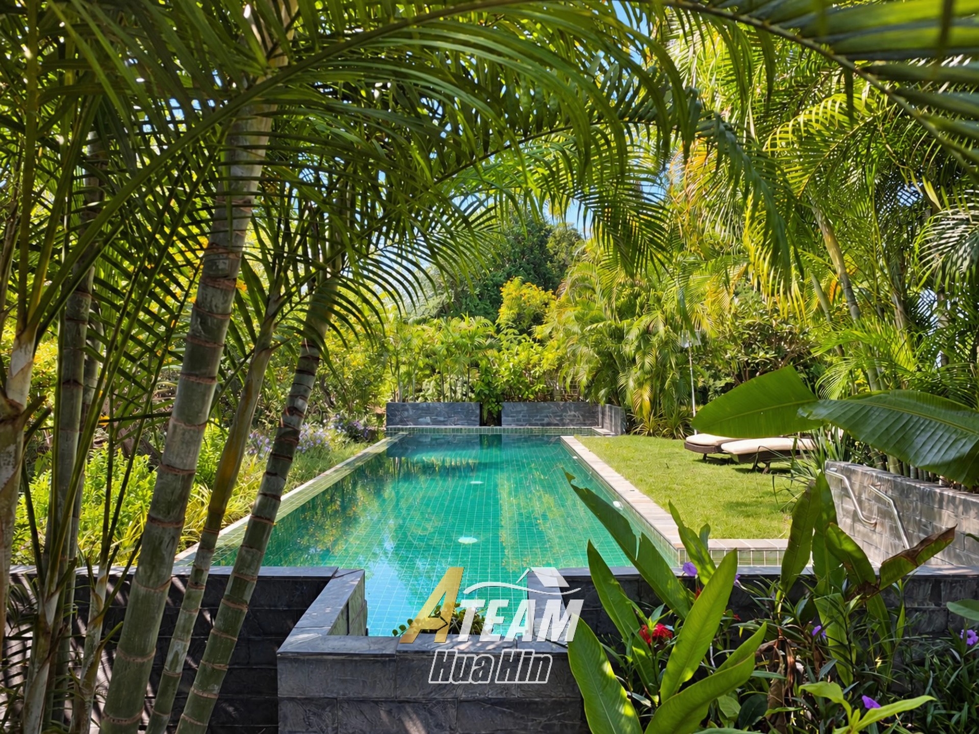 Villa exceptionnelle avec piscine au bord d'un lac, entourée par la nature