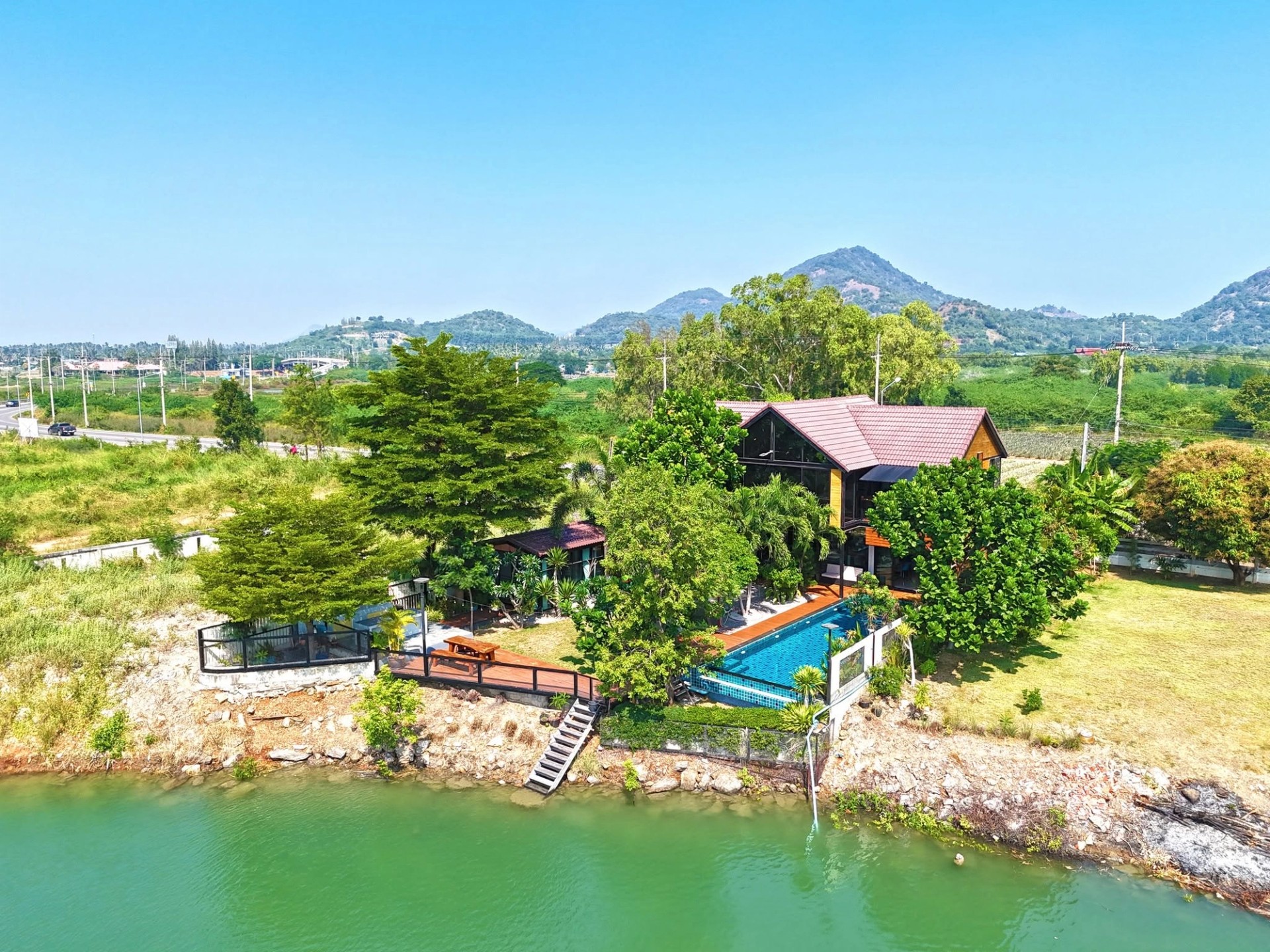 Villa unique de 5 chambres avec piscine au bord de la rivière à Pak Nam Pran