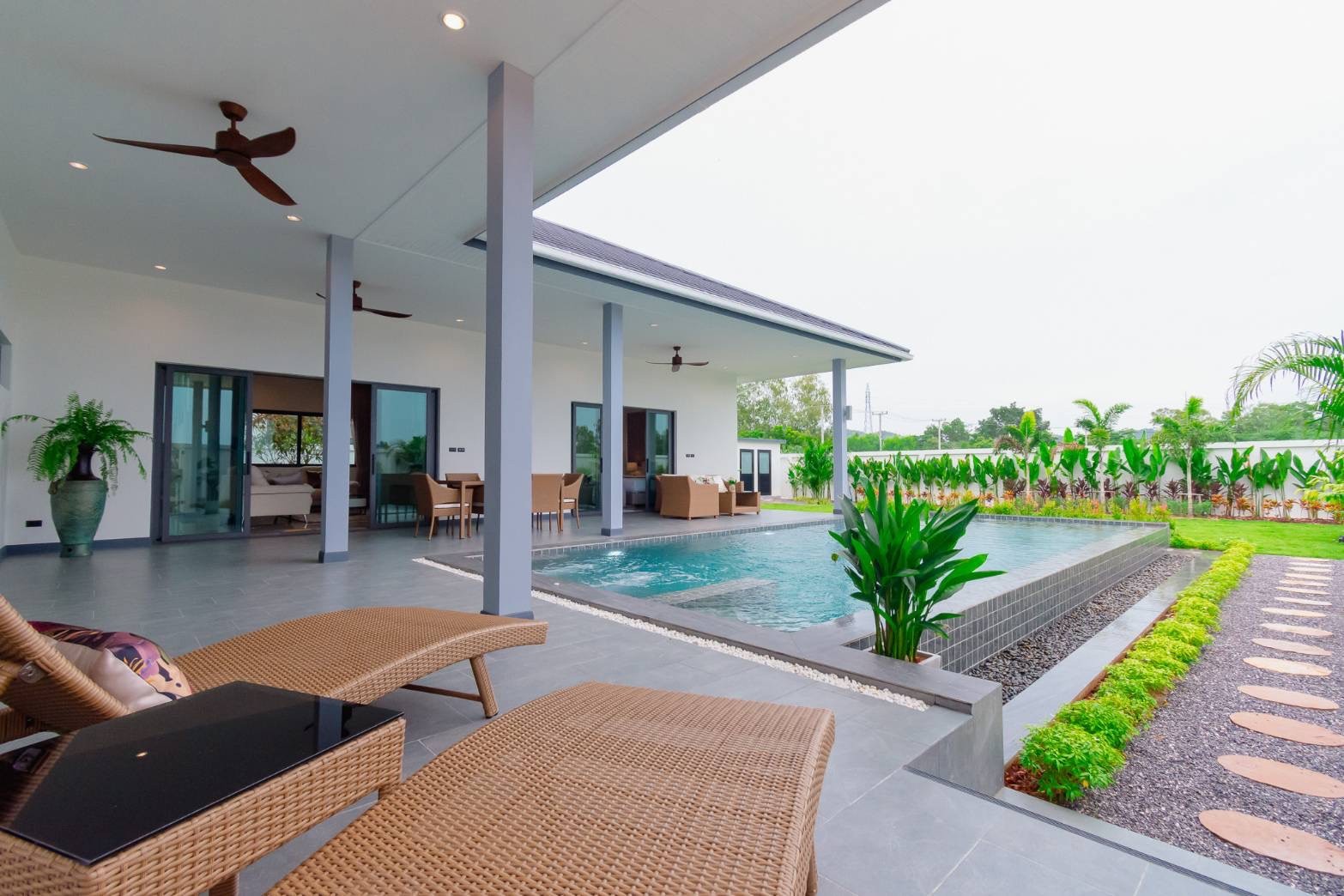 Villa privée avec piscine, 3 chambres et 3 salles de bains, au design élégant