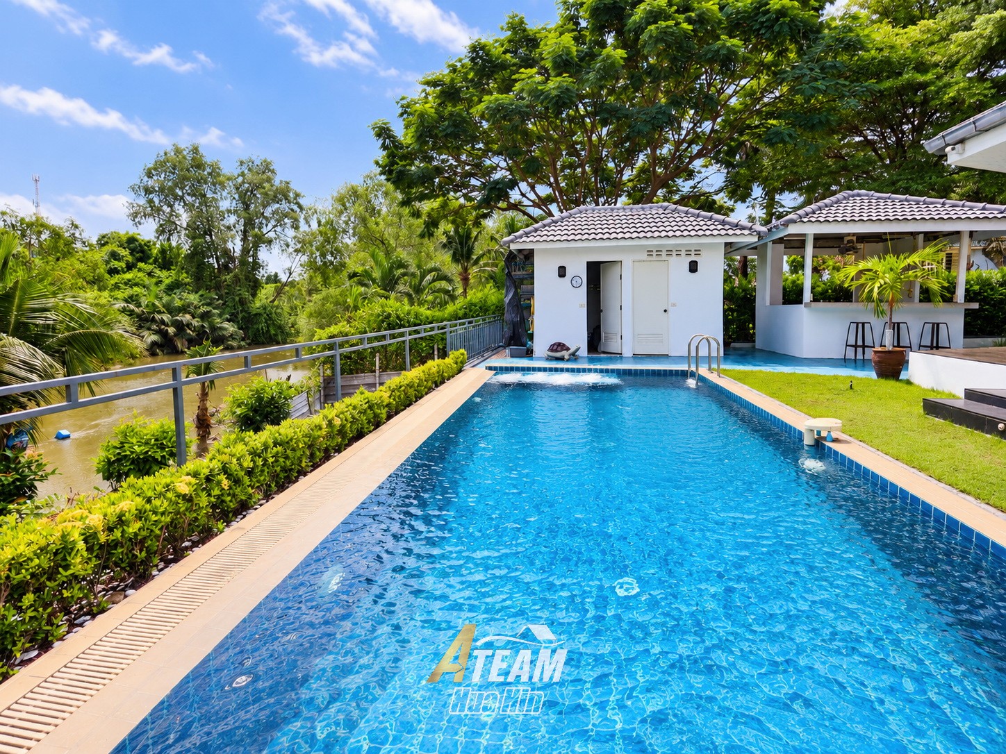 Villa privée avec piscine en bord de rivière et vaste terrain à Pranburi