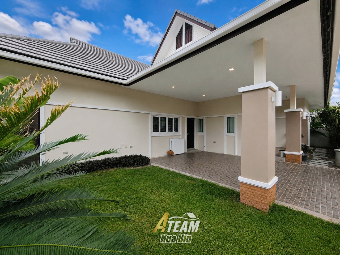 Villa avec piscine de 4 chambres et vue sur les montagnes – à vendre