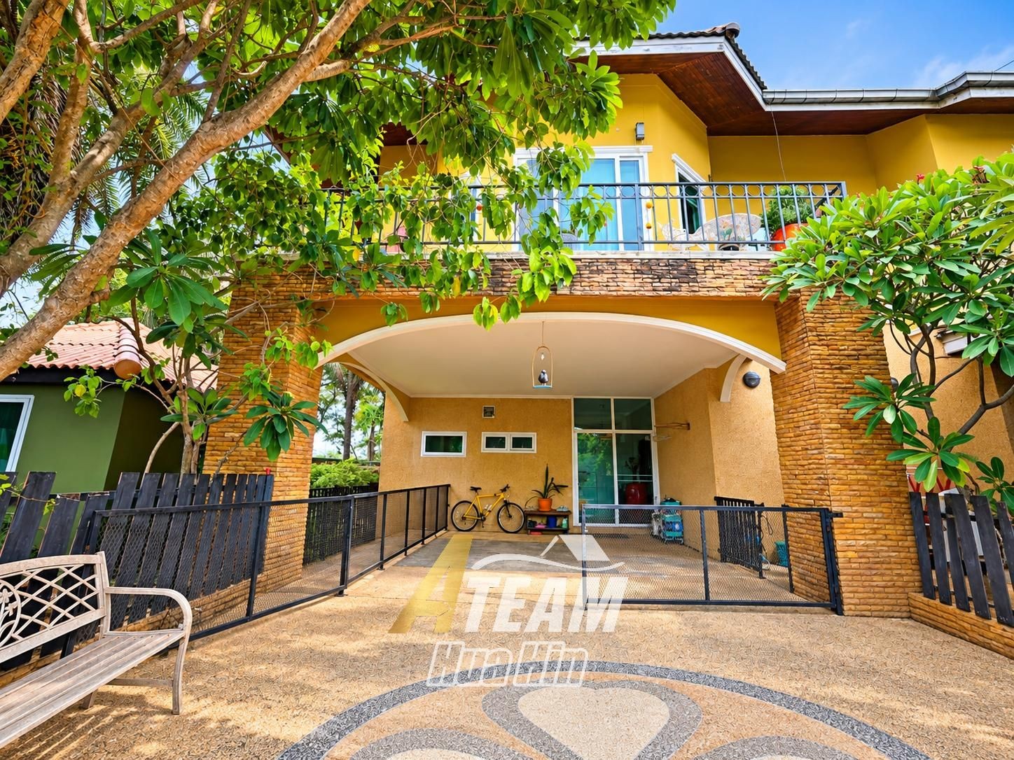 Maison spacieuse de 4 chambres avec maison d'amis et salle de sport à vendre