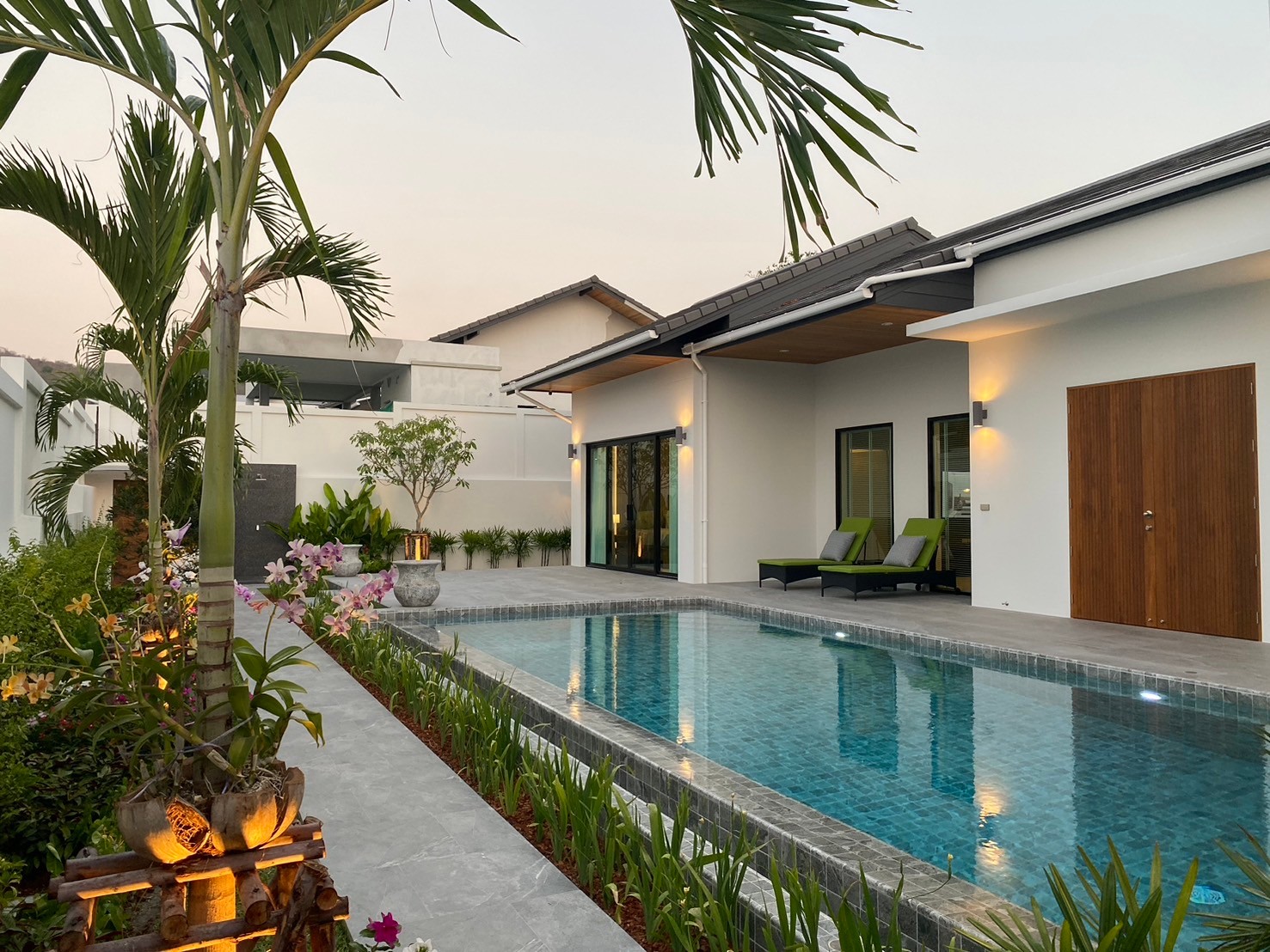 Villa moderne avec 3 chambres et piscine près de Soi 102 et de Pineapple Valley Golf Club