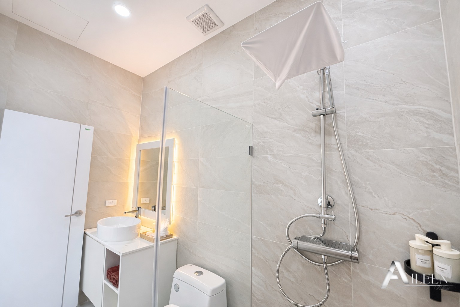 Belle villa avec 3 chambres, 3 salles de bains et piscine dans un quartier résidentiel paisible