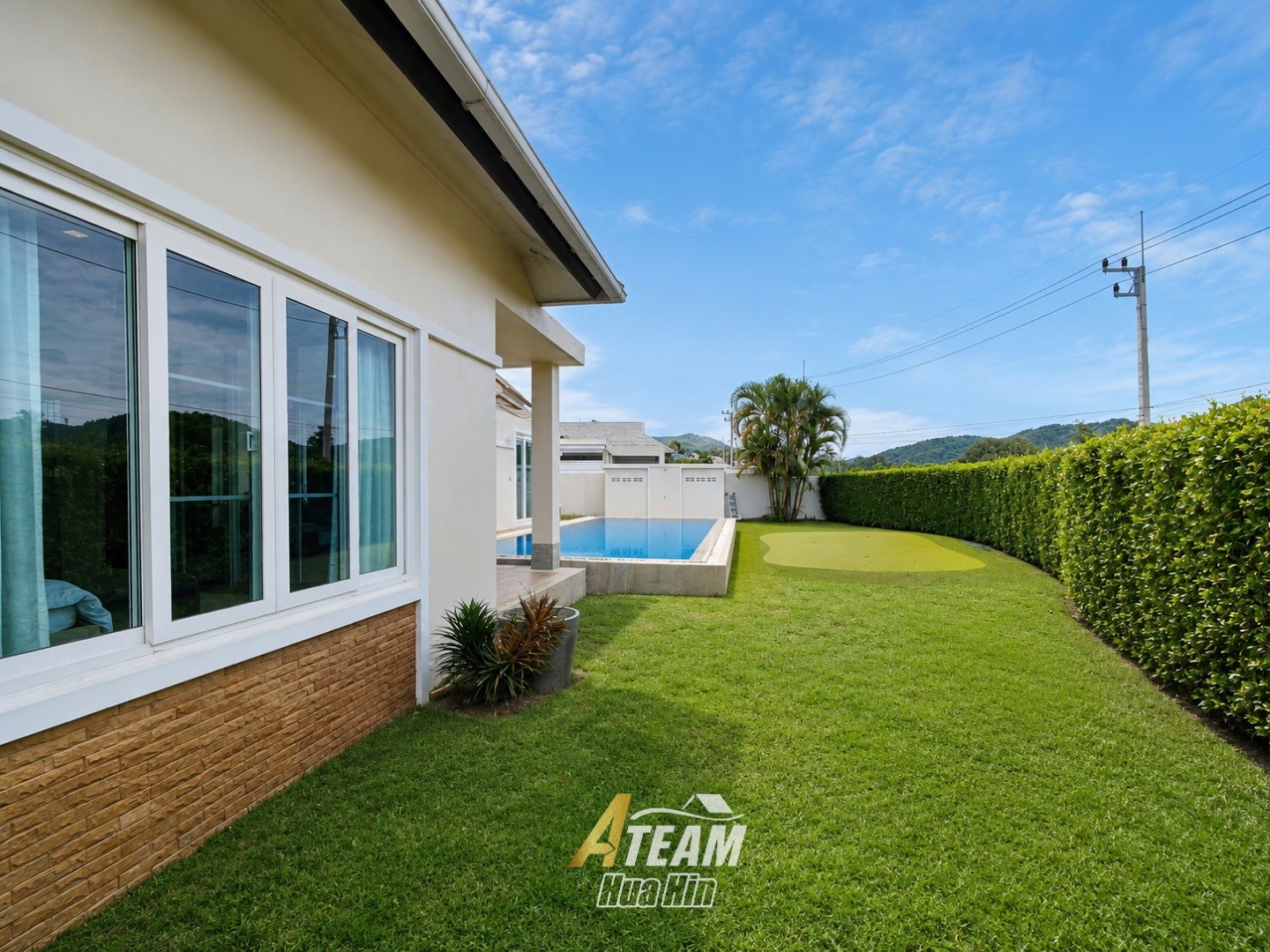 Villa avec piscine de 4 chambres et vue sur les montagnes – à vendre