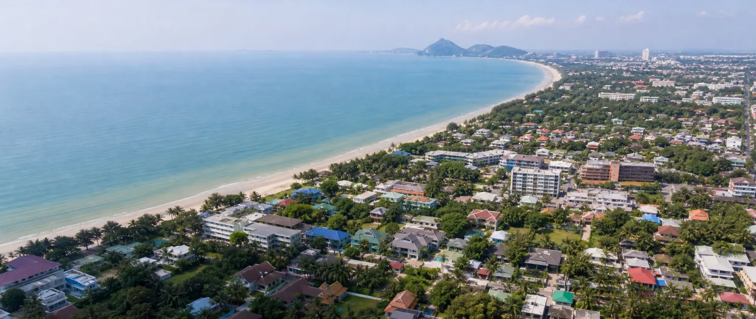 Route côtière bordée de palmiers à Hua Hin